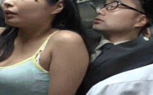 萎缩男公交车上性骚扰女生扒胸的咸猪手