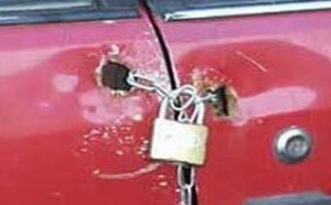 搞笑图片笑死人：车门锁坏了，不知道这个锁有没有用