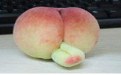 这尼玛桃子都不正经了，还能不能好好的吃桃子了。