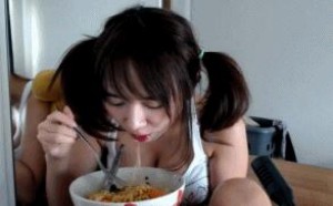 吃面的日本美女图片：一口接一口根本停不下来