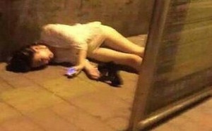 少女喝醉了睡公交车站旁要不要捡回家用，糗事百科图片