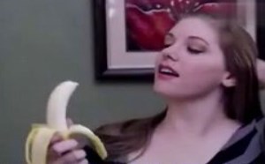 大咪咪美女竟然这样吃香蕉 太邪恶了